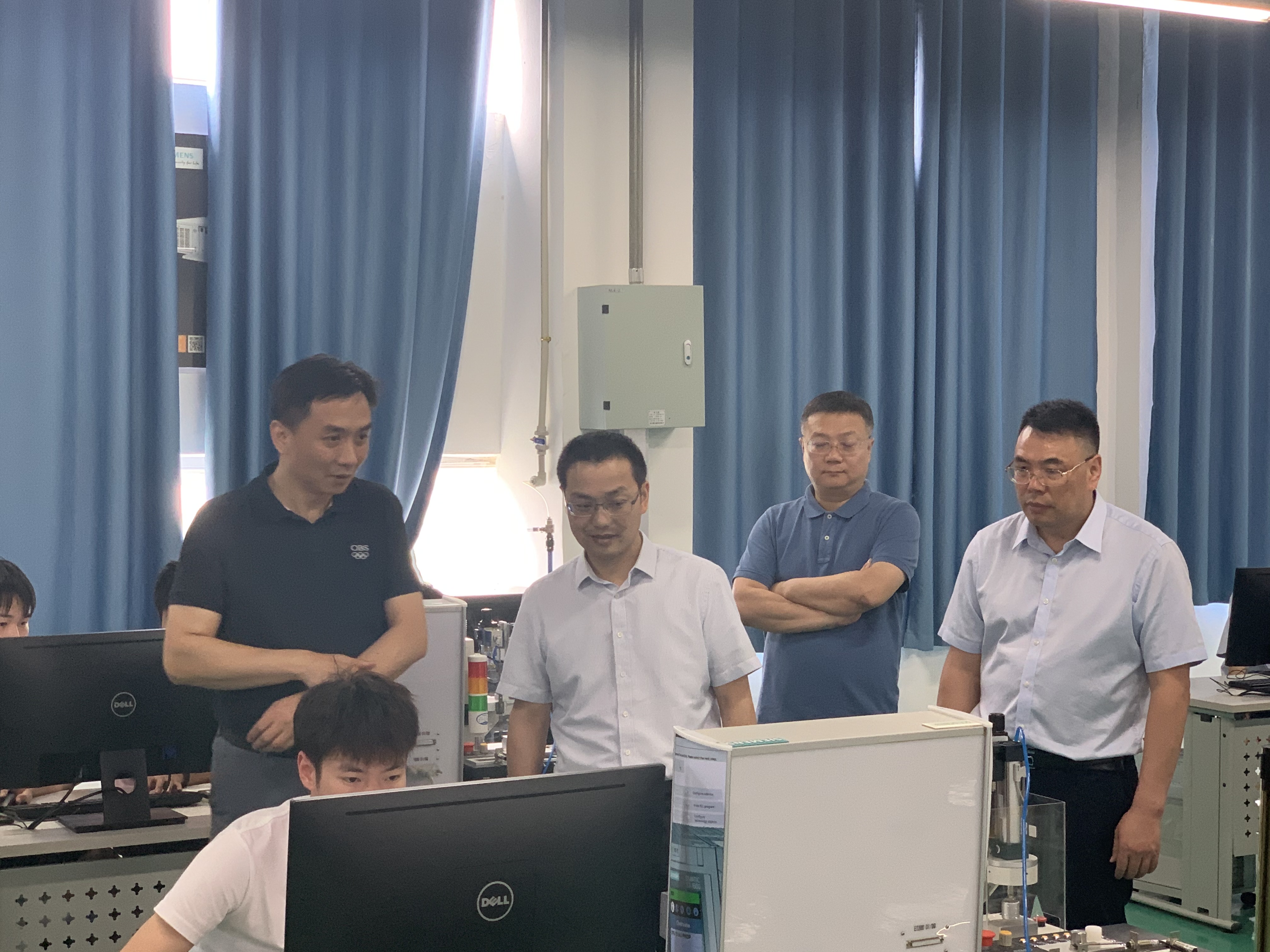 在智能制造公共实训中心参观.png 在智能制造公共实训中心参观.png