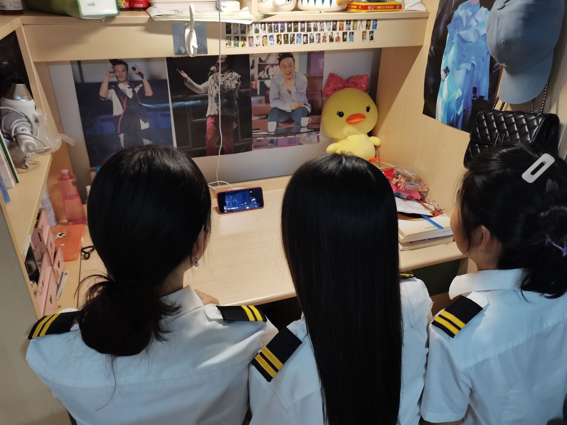 学校航空学院学生在寝室围坐一团,认真观看.jpg 学校航空学院学生在寝室围坐一团,认真观看.jpg