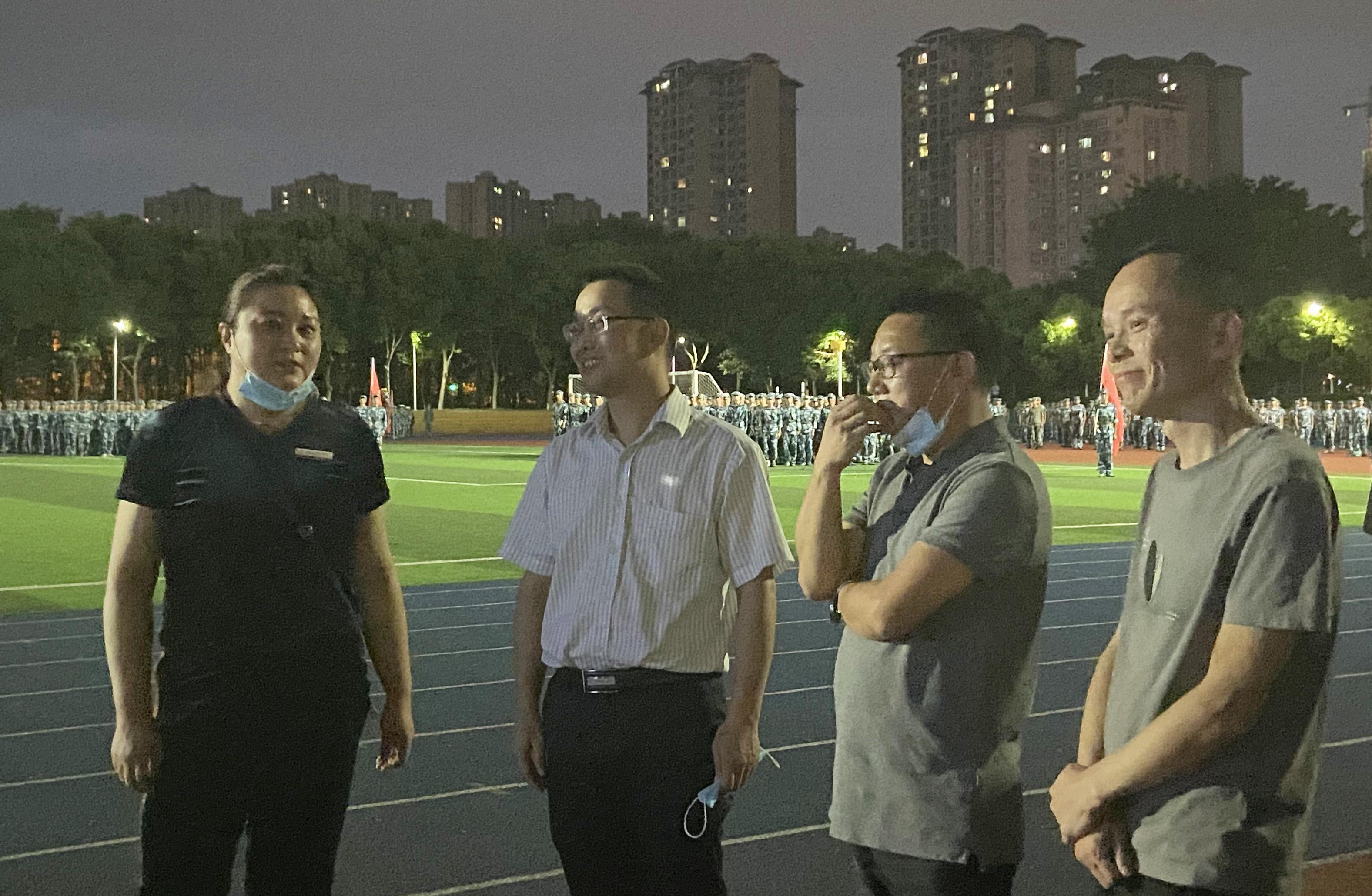 军训现场走访.jpg 军训现场走访.jpg