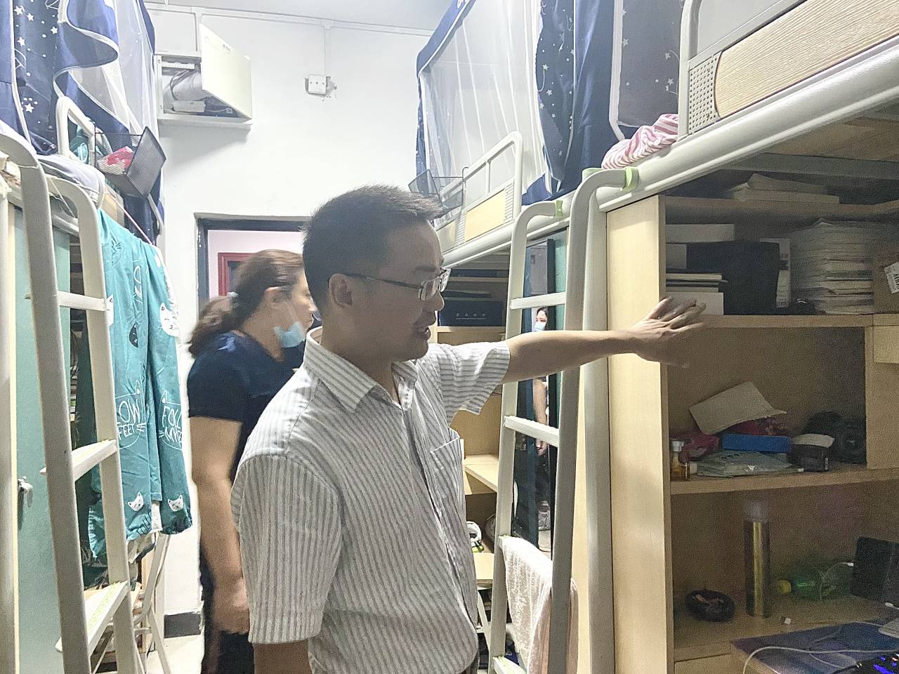 走访学生寝室2.jpg 走访学生寝室2.jpg