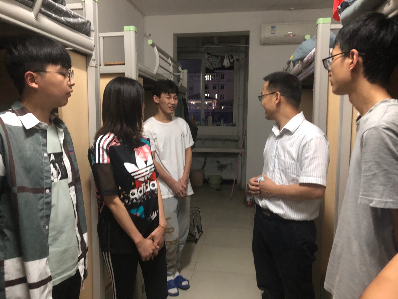 走访学生寝室3.jpg 走访学生寝室3.jpg