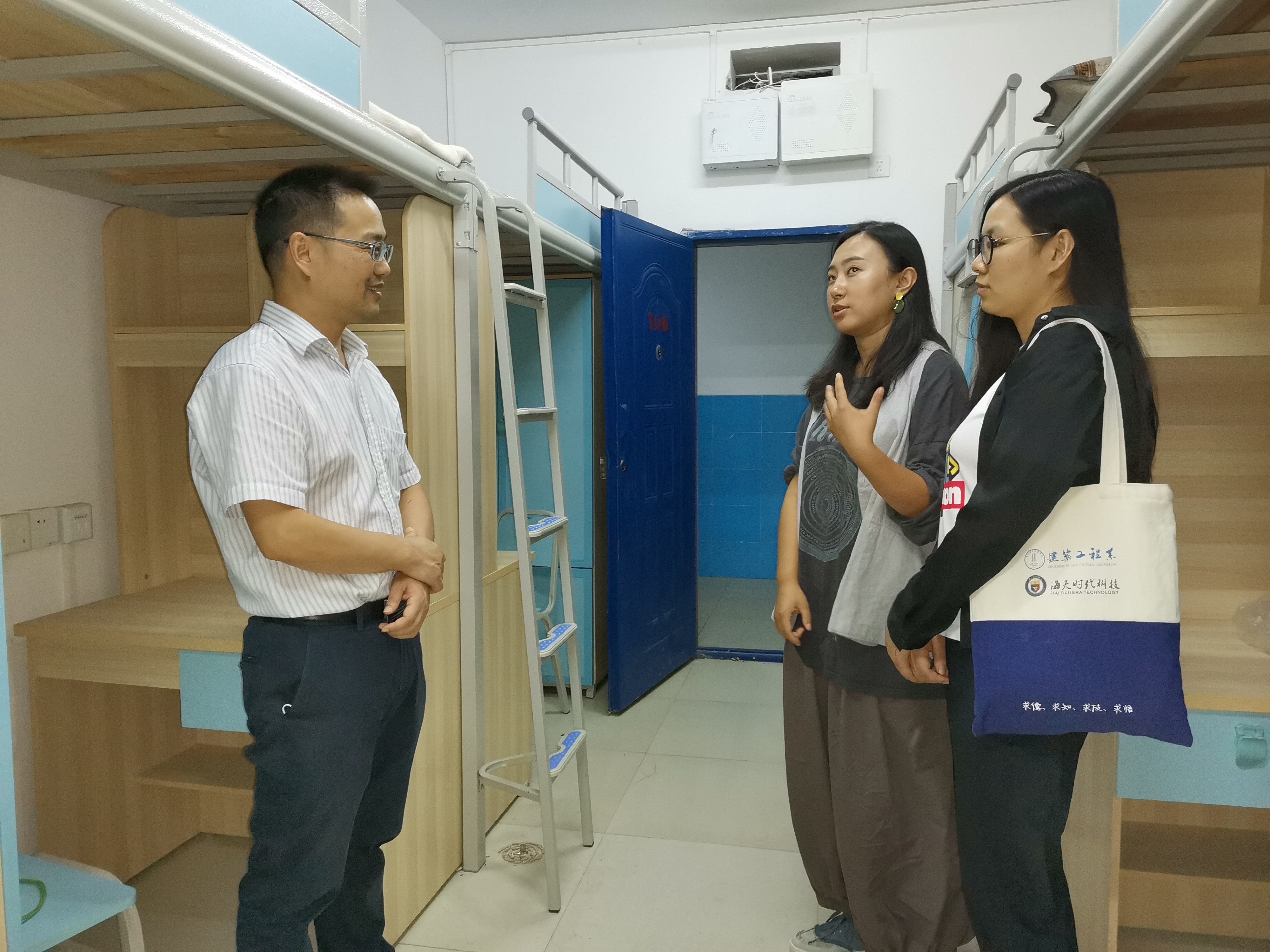 与辅导员郭晓月、袁嘉亲切交流.jpg 与辅导员郭晓月、袁嘉亲切交流.jpg