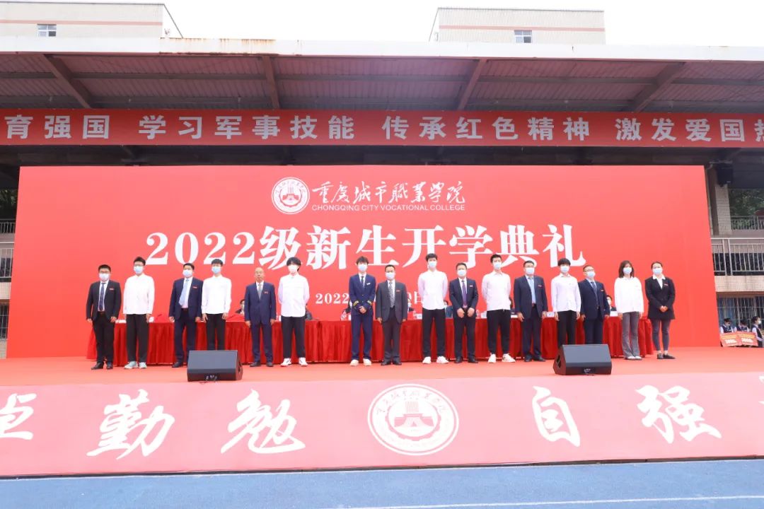 佩戴校徽.jpg 佩戴校徽.jpg